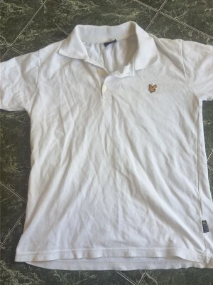 Vit pikétröja - En snygg pike kortärmad från Lyle & Scott i storlek S. Färg vit. Skicket är bra bara lite skrynklig. Hör av dig vid fler bilder eller frågor.