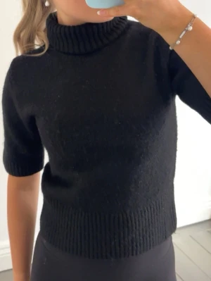 Svart stickad polotröja H&M - Skit snygg oanvänd polo tröja i storlek xs
