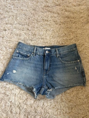 Gina jeansshorts - Snygga blå jeansshorts från Gina Tricot i storlek 36. Perfekta för sommaren! 🙌
