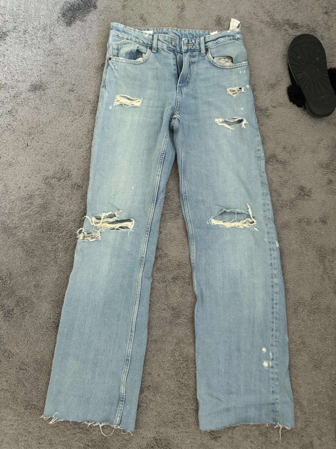Ljusblå slitna raka jeans - 2