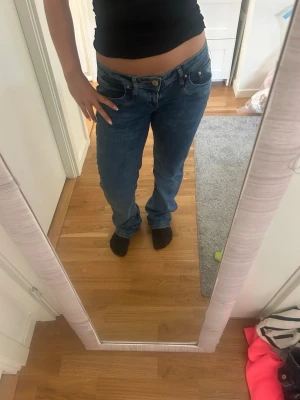 Ltb jeans  - Snygga blå jeans från LTB med  bootcut och klassisk femficksdesign. Jeansen är väldigt låg midjade och är tillverkade i ett mjukt denimtyg som ger en avslappnad look. Perfekta till vardags för en enkel och stilren outfit.