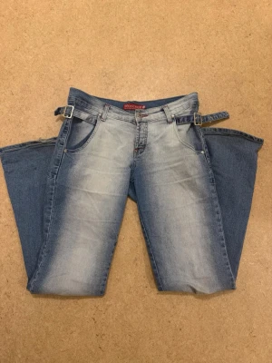 Vintage ljusblå jeans - Säljer ett par vintage jeans. De bootcut, innerbenslängd 83cm