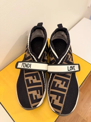 Fendi sneakers - Bekväma och fina sneakers. Kommer ej till användning, dustbag och låda följs med vid köp 