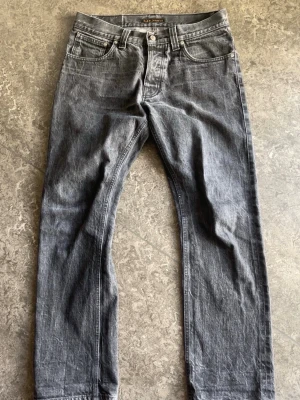 Nudie jeans Selvedge average Joe - Nudie jeans average Joe selvedge. Storlek 33/32 men passar som 30/32 se mått nedanför   midja: 41cm längd: 102cm lår: 25cm benöppning: 21cm   Inga skador förutom ett litet påbörjande till hål på backfickan (se bilder)   Fråga gärna frågor!