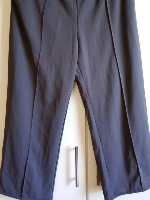 H&M kostymbyxor  - H&M kostymbyxor som är i behov av lite kärlek insidan av resåren behöver sys ihop se bilder. Bortsett detta så ger byxorna ändå ett gott intryck. Storleken på byxorna är M