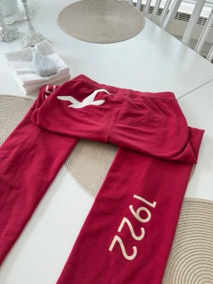 Hollister lågmidjade byxor  - Frakt 24h. Passar även S. Smutsen på sista bilden är från spegeln - inte byxan. 