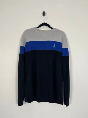 Levi’s Stickad Tröja L Color Block Crewneck Vintage Herr Blå Svart Grå - • Storlek: L • Färg: Ljusgrå, klarblå, svart • Passform: Regular Fit  • Krage: Rund hals • Material: Bomullsblandning (ej angivet)  Skick: Plagget är i väldigt fint skick. Eventuella anmärkningar anges alltid tydligt i beskrivningen och visas på bilderna.  Nypris: Cirka 1 000 kr.  📦 Skickas snabbt och packas omsorgsfullt. 💬 Hör gärna av dig om du har frågor eller vill se fler bilder. 🤝 Samfrakt erbjuds vid köp av flera plagg – kika gärna in mina andra annonser!• Storlek: L • Färg: Ljusgrå, klarb