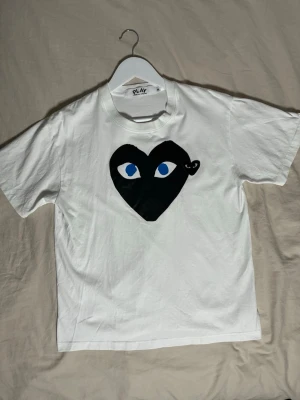 Comme des garçons play t-shirt - Rensar min garderob, T-shirten är lite för lite för mig annars hade jag använt den hela tiden
