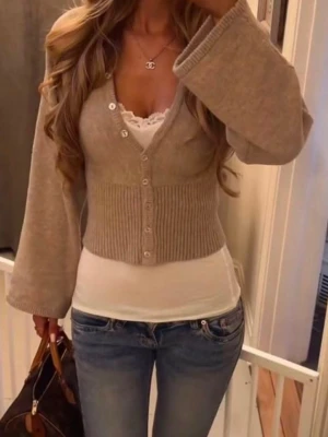 Gina tricot stickad  - Inga defekter, är som ny, skicka för egna bilder
