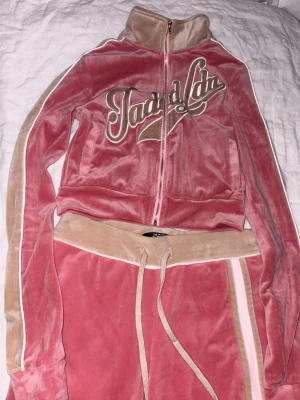 Jaded London pink brown velour tracksuit set y2k - Bottoms XS/EU 34, top XXS/EU 32 🤎 Extremely flattering fit, gives you bigger hips (definitely looks like I have bigger hips than what I actually have when wearing these!!), suuuper comfortable soft material. The very bottoms of the back of the pants are a tiny bit damaged as you can see in photos, I think it is not really noticeable irl, and there is also a super tiny yellow spot on one of the strings that was there before I bought it also not really noticeable