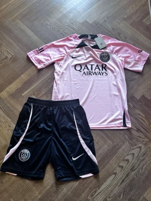 Psg Rosa Fotbollskit - Rosa Psg Fotbollskit som är i storlek S och är ni nytt skick, har aldrig använts och är i suverän kvalitet
