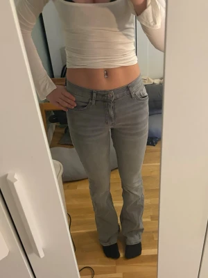 Gråa jeans från Gina Tricot  - Säljer dessa gråa bootcut jeans från Gina Tricot. Använda fåtal gånger, säljer då de inte kommer till användning. Smått slitna längst ner (se bild 3) Mycket bekväma! Storlek 32
