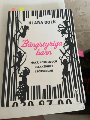 Bångstyriga barn av Klara Dolk - Boken 'Bångstyriga barn' av Klara Dolk utforskar makt, normer och delaktighet i förskolan. Omslaget är vitt med svarta siluetter av barn och rosa text. Boken tar upp genuspedagogik och barns rättigheter i förskolan. Utgiven av Ordfront.