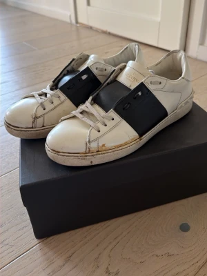 Valentino sneakers  - Goa Vanlentino beaters. Sulan är omsulad men limmet har färgat av sig som ni ser på bilderna. Kan bli fina med lite kärlek. Lite av sömmarna har också släppt. Men går att använda fortfarande! Saknar låda. 