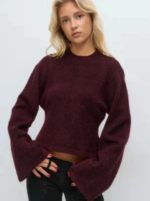 Vinröd stickad tröja - Vinröd stickad tjocktröja från Gina Tricot. Tajtare midja och svagt ribbad i slutet av ärmarna samt midjan. Så söt tröja som värmer i storlek S. Tröjan har vida armar och har använts få gånger. Köparen står för frakten. Priset kan diskuteras!