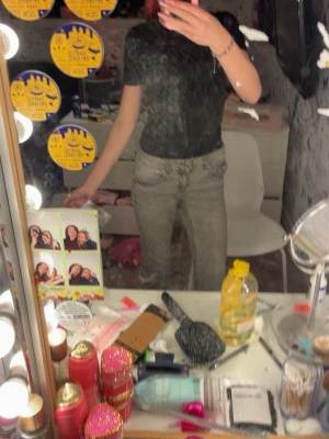 Grå jeans med detaljer - Säljer ett par grå slim fit jeans med snygga sömdetaljer och fickor både fram och bak. Jeansen har en klassisk femficksmodell och dragkedja med knapp. Passar perfekt till en avslappnad och trendig stil.