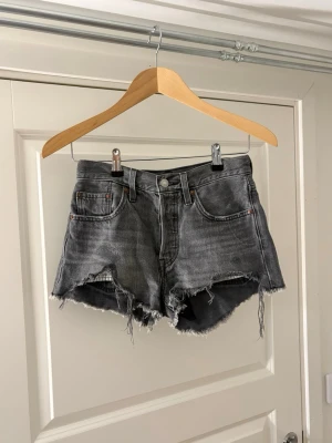Levi’s gråa jeans shorts  - Säljer dessa shorts från Levi’s då dom inte passar mig längre🤍