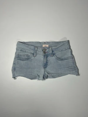 Lågmidjade jeansshorts - 👕 Plagg: jeansshorts                                                          📏 Storlek: midjemått 33                                                                                                             ✨ Skick: Fint skick                                                        💬 Vid frågor är det bara att skriva!                                                                                          🛍️ Gramenti