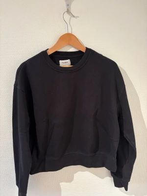 Svart Sweatshirt  - Svart sweatshirt från Pull&Bear🖤.                                Storlek M