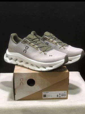 On cloud tilt skor - Super fina och sköna skor, finns i flera färger. Pris kan diskuteras.