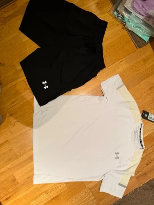 Under armour set - Finns i flera storlekar och färger, pris kan diskuteras. Detta är storlek L men passar M bäst