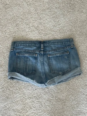Blå jeansshorts med dragkedjor - Snygga blå jeansshorts med råa kanter och tre coola dragkedjor framtill. Midjemått: ca 76 cm. Priset kan diskuteras och skriv gärna vid frågor 💕