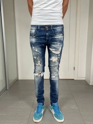 Replay Anbass Jeans  - Säljer nu dessa Replay Anbass Jeans med snygga slitningar i populär design, W29 o L32 med mått ca 37,5-38 o 103 cm. skriv för fler bilder/frågor🙌🏼