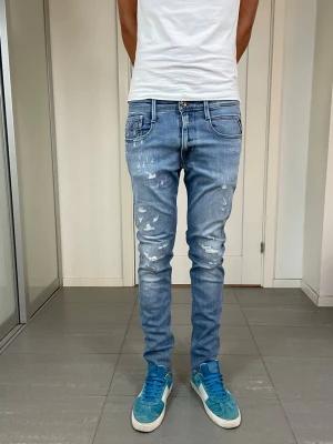 Replay Anbass Jeans - Säljer nu dessa Replay Anbass Aged Jeans, W31 o L32 med mått ca 38 o 104 cm. skriv för fler bilder/frågor🙌🏼