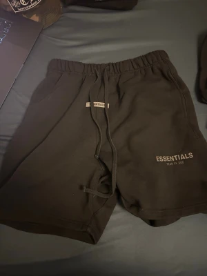 Svarta essentials shorts - Säljer nu ett par svarta essentialls shorts som jag har fått men inte använt mycket alls. Inga defekter alls och ser ut som sprillans nya. Bättre och sälja dem till någon annan som vill ha den mer än mig.