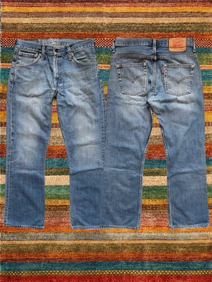 *Bootcut* Levi’s 507 - Ett par extremt snygga Levi’s jeans med en trevlig wash! Modellen kallas 507 och sitter med bootcut! Storlek 30/34, passar nog 30/32 bättre, utgå från måtten på sista bilden. Hör av dig vid frågor! 