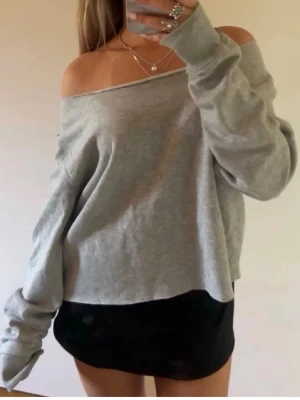 Grå off shoulder sweatshirt - Trendig grå off shoulder sweatshirt med oversized passform och långa ärmar från Goodfellow &co. Mjuk bomullskänsla, storlek m 
