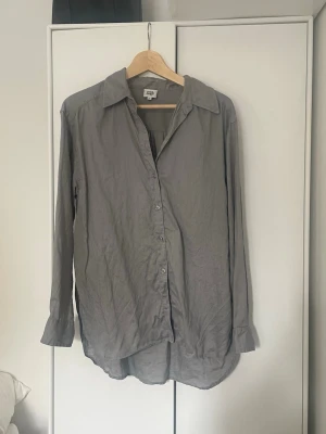 Grå linneskjorta Twist&Tango - Säljer en enkel och stilren grå linneskjorta från Twistk&Tango. Den har en oversized fit. Helt oanvänd. Storlek 36. Nypris 1599kr💕