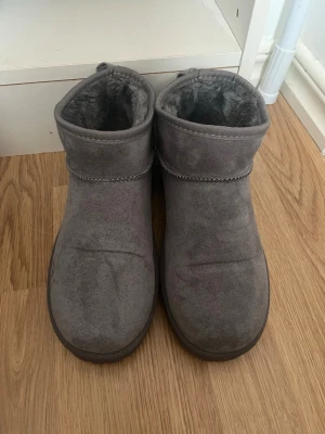 Gråa fodrade boots  - Jättefina och sköna uggs från Nelly tror jag, inte helt säker. Använda kanske 2 gånger? Inget fel på dom förutom att dom är lite creasade.   Postar mellan 1-3 dagar efter köp.  Hör gärna av dig om du har frågor eller vill ha fler bilder!