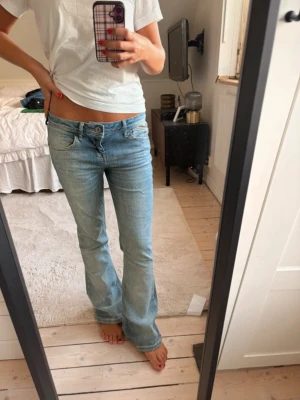 Ljusblå bootcut jeans med låg midja - Säljer ett par ljusblå jeans med bootcut-modell och låg midja. Från BDG jeans i storlek 29W 32L. Innerbenslängd: 80 cm🩵🩵