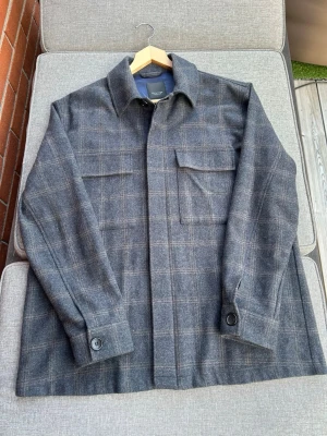 Sand Copenhagen overshirt  - Sprillans ny och aldrig använd overshirt från sand i ett riktigt fint material(woolcashmere) perfekt nu till hösten och vintern.overshirten är rutig och har två stycken fickor på bröstet. Ny pris är cirka 3500kr. Storlek: 56 på den. Hör gärna av er om ni har några frågor och jag kan gå ner till ett schysst pris vid snabb köp!!!!!