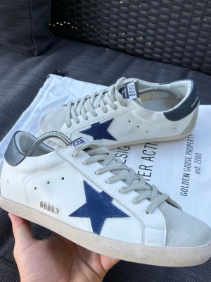 Golden Goose 42 - Säljer nu mina Golden Goose Super Star i storlek 42! Skorna är i fint skick, endast använda ett fåtal gånger! OG Dustbag fås med! Hör av dig vid frågor! Pris kan diskuteras!