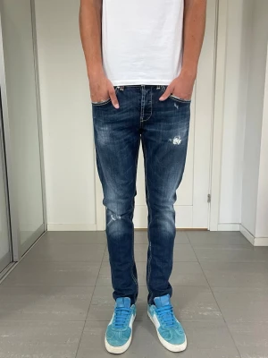 Dondup George Jeans  - Säljer dessa Dondup George Jeans. Mått ca 40 o 105 cm, Moddelen är 183 o väger 68 kg, skriv för fler bilder/frågor🙌🏼 