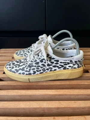 Saint Laurent skor  - Tjena, säljer nu dessa riktigt snygga och populära saint Laurent skorna med ett coolt panda mönster på, storlek Eu 35,5 men passar även lite större, bra men använt skick, endast skorna ingår, hör av er vid frågor och funderingar🙌🤝 