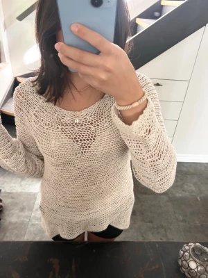 Beige stickad tröja  - Säljer denna beige stickade tröja🩷🎀