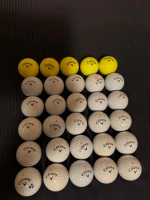 Callaway Chromesoft golfbollar i vitt och gult - Säljer 30st Callaway Chromesoft golfbollar i fint skick. Tvättad och kontrollerad, finns även andra märken och modeller vid intresse hör av er!