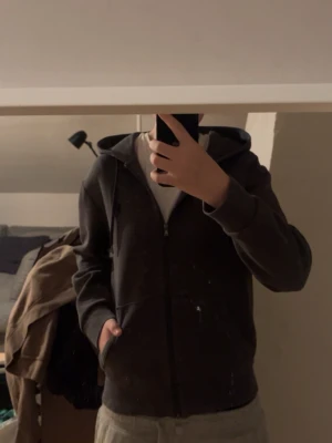 ralph lauren zip hoodie - Säljer en ralph lauren hoodie med dragkedja och huva. Hoodien har fickor framtill och justerbara snören i huvan. Perfekt för chill dagar och enkel att matcha med andra plagg. Materialet känns mjukt och bekvämt.