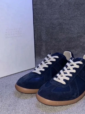 Maison margiela gats navy blue suede  - Hej säljer mina Maison margiela gats navy blue suede i storlek 43, dom är i mycket bra skick och sitter som dom ska vid funderingar är det bara att höra av sig 