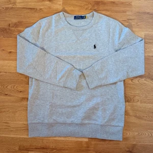 Grå sweatshirt från Polo Ralph Lauren -  Grå sweatshirt med rund hals och lång ärm. Perfekt till jeans eller joggers.                                                                   Använt 3-4 gånger.