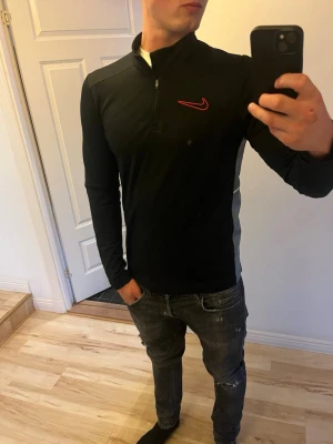 Nike Dri-Fit Tröja - Säljer denna riktigt sköna Nike Dri-Fit tröjan, med skön design på sidorna. Tröjan är i riktigt bra skick💯 Vid frågor eller funderingar hör av dig✅