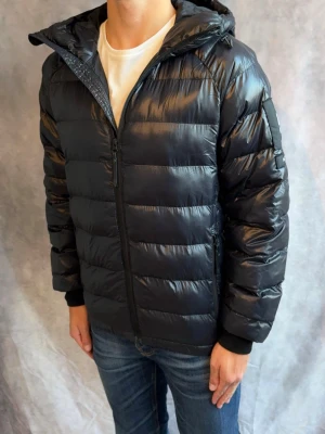 Peak Performance Vinterjacka - Stl S - Fin vinterjacka från Peak Performance! | Mycket bra skick: 9/10, utan defekter! | Stl: S, Modellen är 178cm och väger ca 77kg | Hör av dig vid frågor // Galgen 🫡