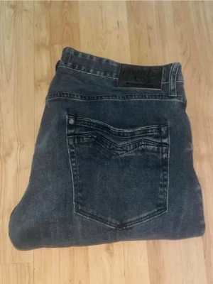 Replay jeans  - Mörk gråa jeans från Replay i modellen Newbill. Midja 44cm,  längd 111cm. Obs bensluten är slitna. Längdstorleken saknas men jag bedömer till L34 men utgå efter måtten. JAG SKICKAR EJ FLER BILDER NÄR JAG BÄR JEANSEN! för bättre inblick i passformen rekommenderar jag att googla på modellnamnet. För storleksguide kolla måtten noggrant då jeansen alltid kan vara uppsydda heller krympta och jag ej tar emot returer :) (r14)