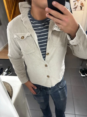 Beige Overshirt - Storlek M, skick 9/10. Postar samma dag!