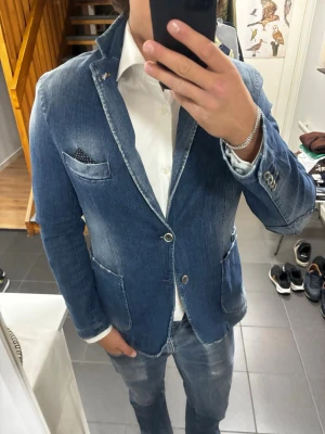 Washed Jeans Kavaj - Storlek M, skick 9/10. Postar samma dag!
