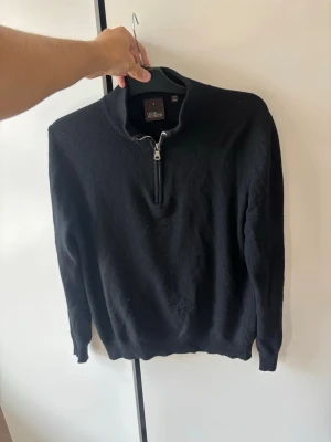 Jättefin finstickad svart Oscar Jacobson half zip S - Supersnygg eftertraktad och populär finstickad svart Oscar Jacobson half zip S. Grym passform perfekt nu till hösten och tveka inte vid minsta fråga eller fundering!
