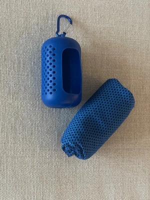 Kylhandduk med förvaringsfodral och karbinhake - Denna kylhandduk är perfekt för varma dagar och aktiviteter. Handduken är designad för att snabbt kyla ner huden och är tillverkad av ett material som är absorberande, lätt och andas. Den kommer med ett praktiskt förvaringsfodral med hål för ventilation och en karbinhake, vilket gör den enkel att fästa på en väska eller ryggsäck. Handduken är idealisk för träning, sport, resor eller bara för att hålla sig sval under varma förhållanden. Mått 80x30cm  Blöt, vrid ur, skaka